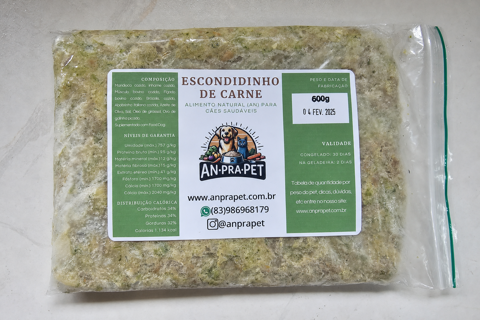 Refeição artesanal ANpraPET com vegetais e carne no prato