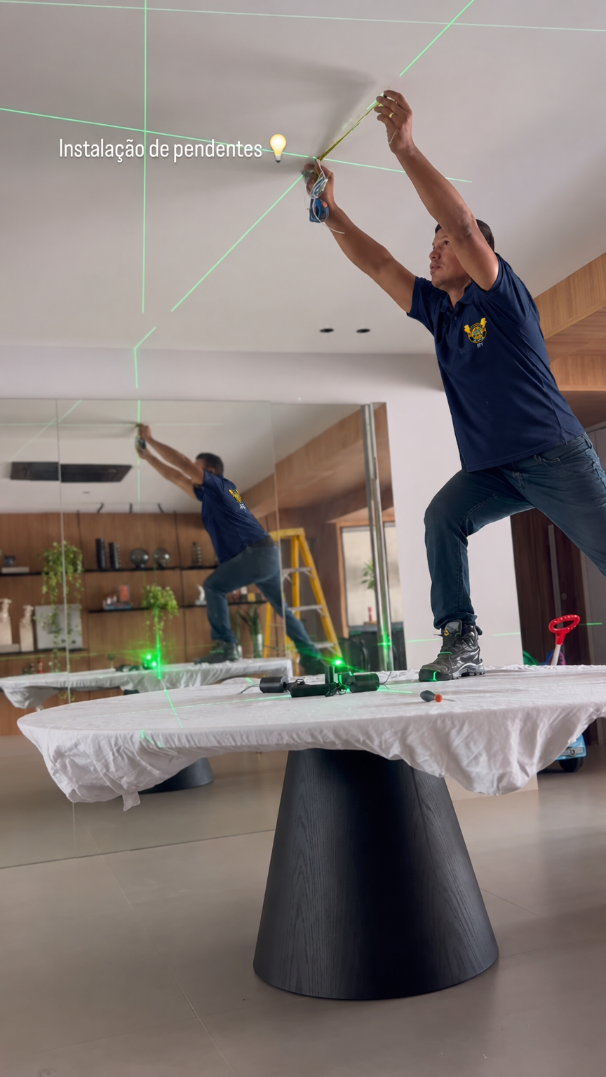 Marcação de teto com nível a laser para instalação de pendentes, com a camisa da RFC